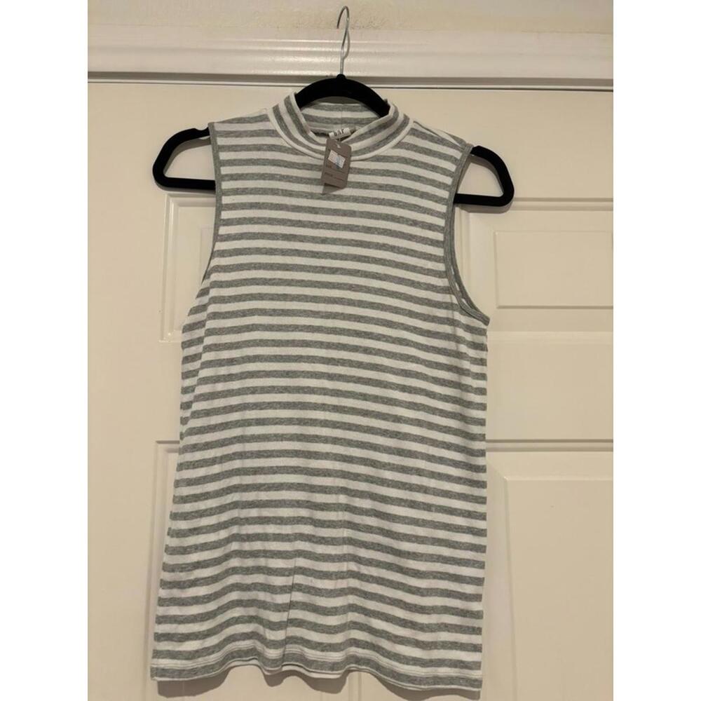 Womans sz M GAP grey and white tank top‎ #567